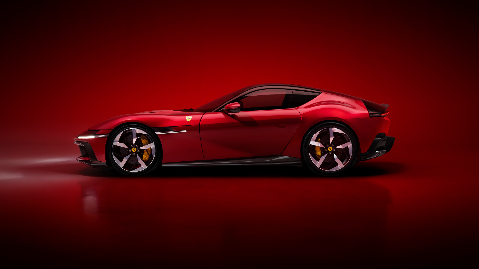 SMALL_New_Ferrari_V12_ext_03_red_media_81ecffa7-eb31-4015-ba4a-f0469fb2ee50
